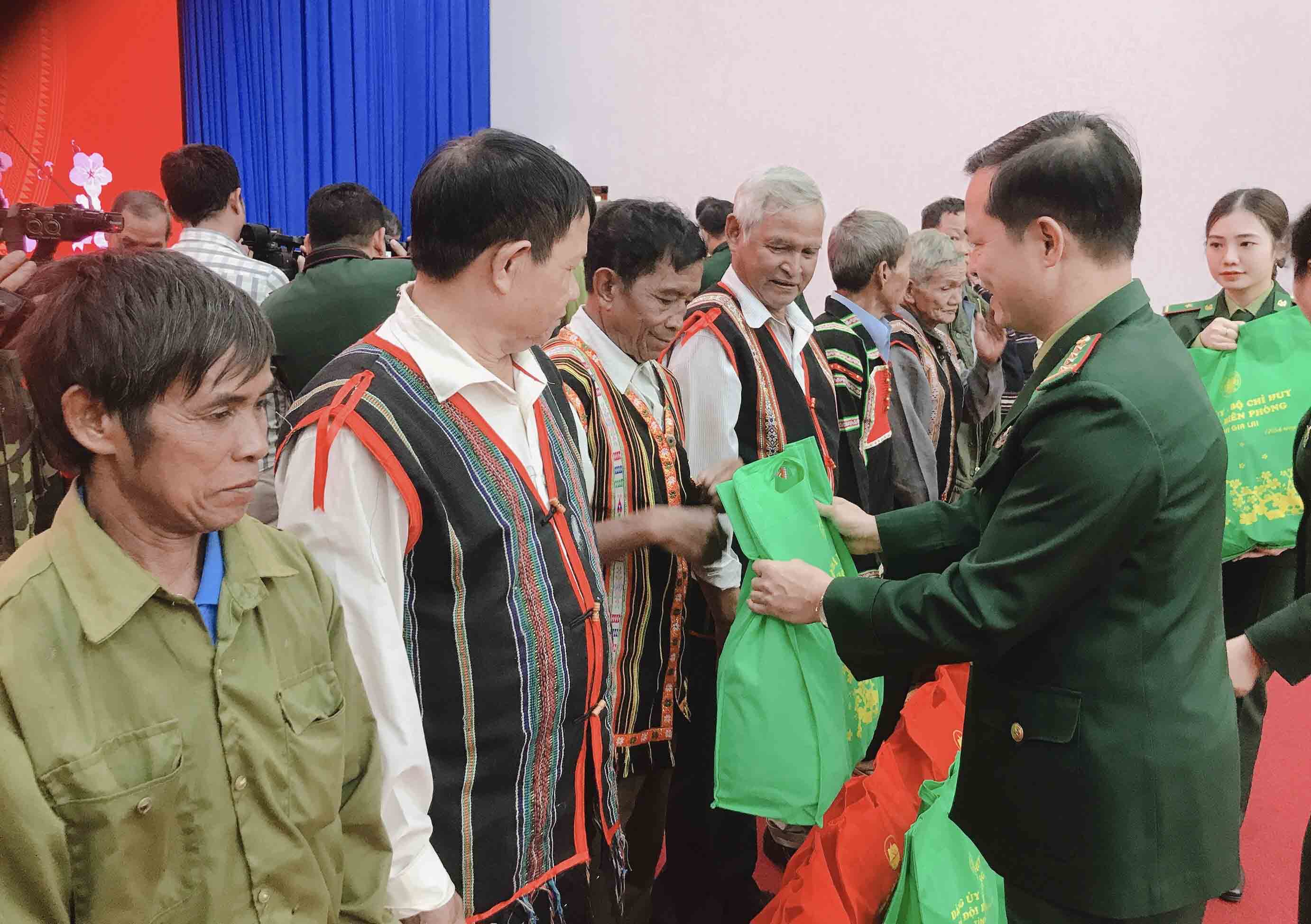 Gặp mặt, chúc Tết, tặng quà già làng, người có uy tín trên địa bàn các xã biên giới